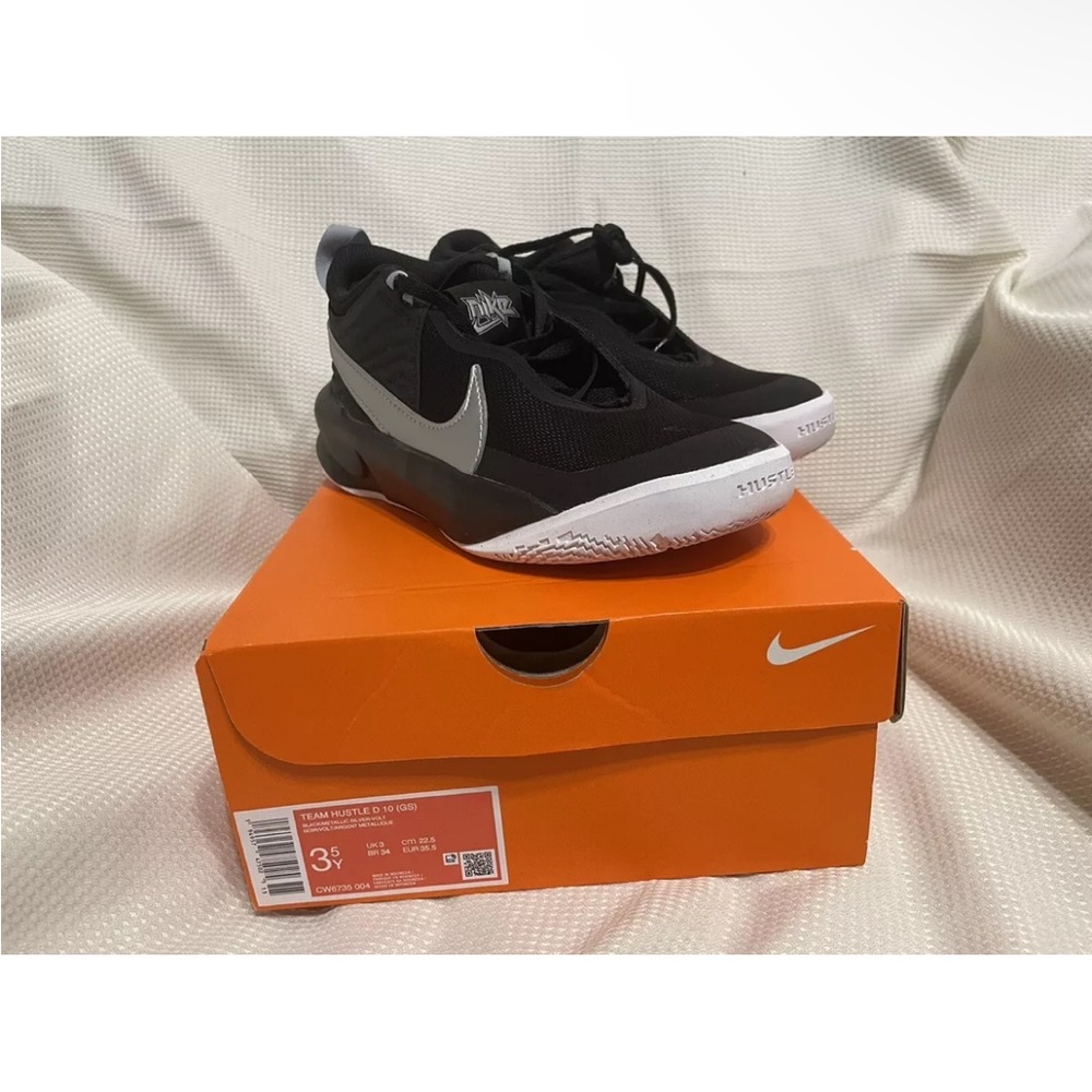 Nike Team Hustle D 10 Sneakers, New In Box , Black & Silver 3.5Y CW6735 004